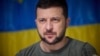 Presiden Ukraina Volodymyr Zelenskyy menghadiri pertemuan dengan sejumlah pejabat militer dalam kunjungannya ke wilayah Dnipropetrovsk pada 8 Juli 2022. (Foto: Ukrainian Presidential Press Office via AP, File)