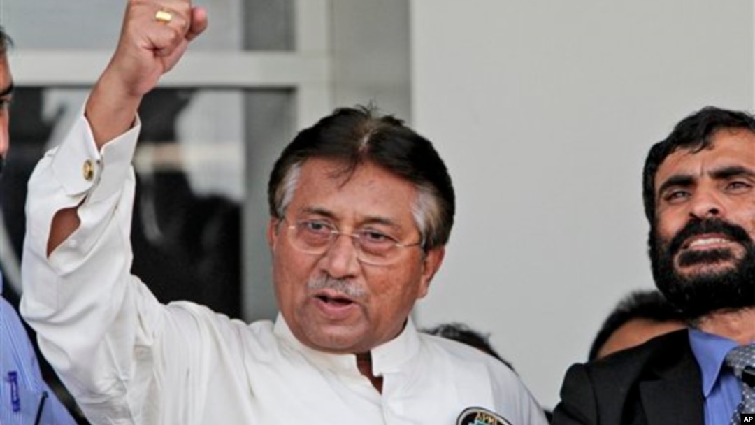 Pokiston sobiq prezidenti Parvez Musharraf Karachi aeroportida tarafdorlarini olqishlamoqda, 24-mart, 2013-yil