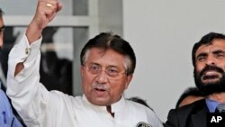 Pokiston sobiq prezidenti Parvez Musharraf Karachi aeroportida tarafdorlarini olqishlamoqda, 24-mart, 2013-yil