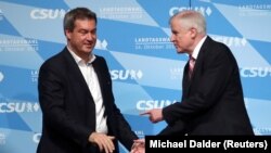 CSU lideri Horst Seehofer ve Bavyera eyaleti Başbakanı Markus Soeder cuma günü Münih'te katıldıkları bir parti mitinginde