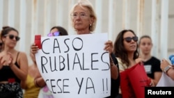 Manifestantes protestan frente a la sede de la Federación Española de Fútbol por el beso de Rubiales a Jenni Hermoso en Las Rozas, España, el 25 de agosto de 2023.