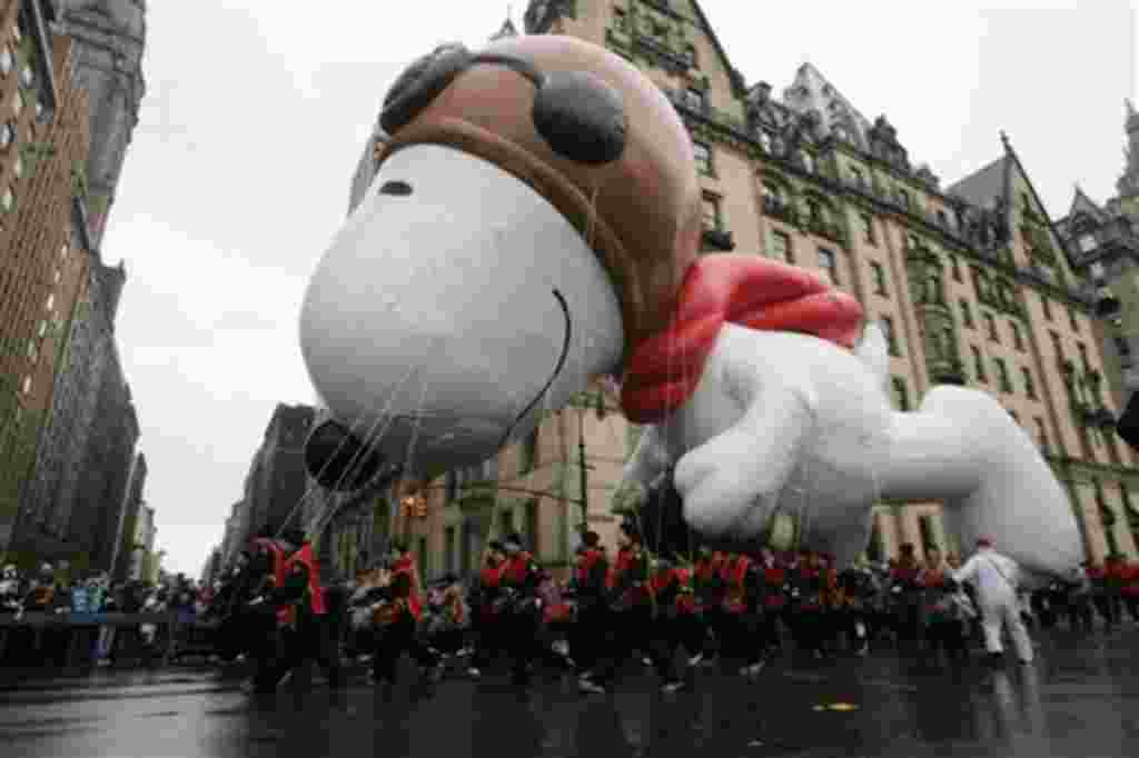El globo gigante de Snoopy durante el desfile del Día de Acción de Gracias.