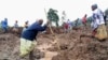 Warga dan petugas tanggap darurat tampak menggali lumpur untuk mencari korban tanah longsor di Bulambuli, di timur Uganda, pada 28 November 2024. (Foto: AP/Jean Watala)