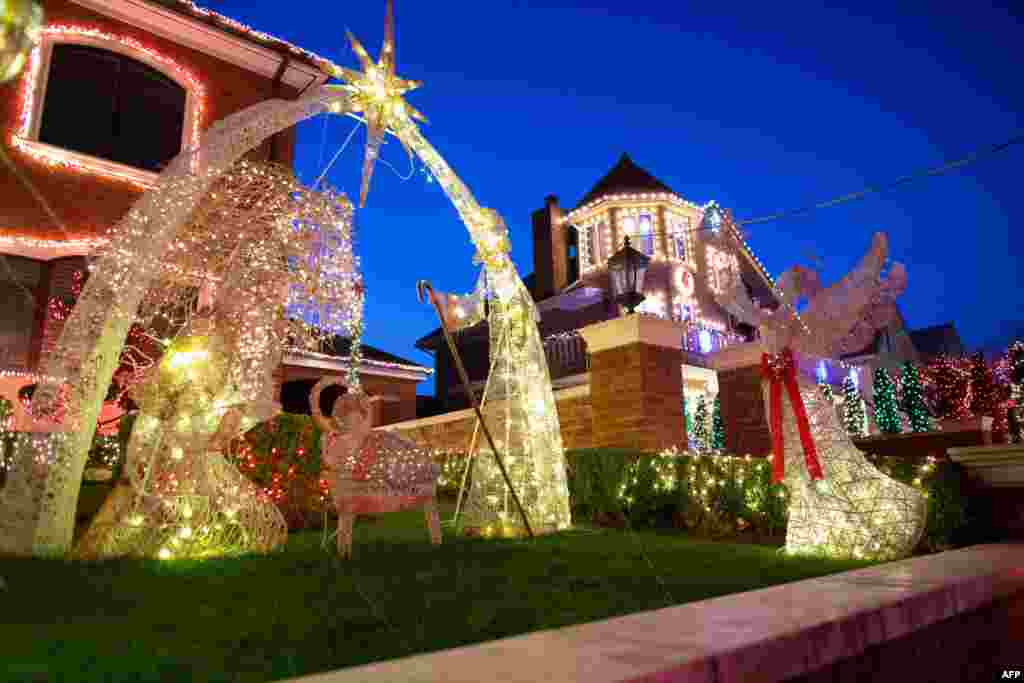 As&#237; lucen algunas casas para la Navidad 2020 en el barrio de Dyker Heights de Brooklyn. 15 de diciembre de 2020 en la ciudad de Nueva York. [AFP]