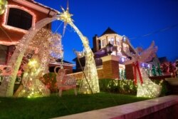 Rumah-rumah didekorasi untuk Natal di Brooklyn di Dyker Heights pada 15 Desember 2020, di New York City. (Foto: AFP)