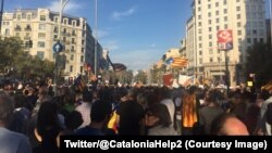 Quelque 450.000 Catalans, selon la police municipale, ont manifesté dans le centre-ville de Barcelone pour réclamer l'indépendance de leur région, 21 octobre 2017. (Twitter/@CataloniaHelp2)