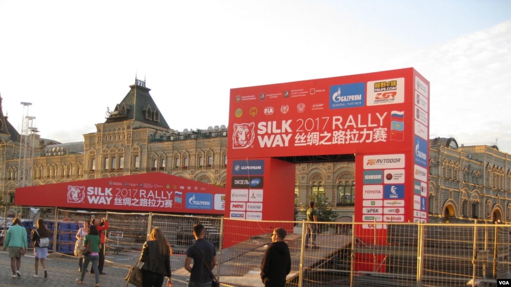 中国利用“一带一路”项目对中亚地区等国扩大影响。2017年7月,工人们正在莫斯科红场准备从俄罗斯经过中亚到中国的“丝路拉力赛”起跑仪式。(美国之音白桦摄)