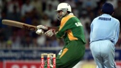 پاکستان کرکٹ ٹیم کے سابق کپتان سلیم ملک بھارت کے خلاف ایک میچ میں بیٹںگ کرتے ہوئے۔
