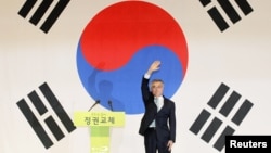 Moon Jae-in waves to supporters as he celebrates his win in the primary of his party in Goyang, north of Seoul September 16, 2012.