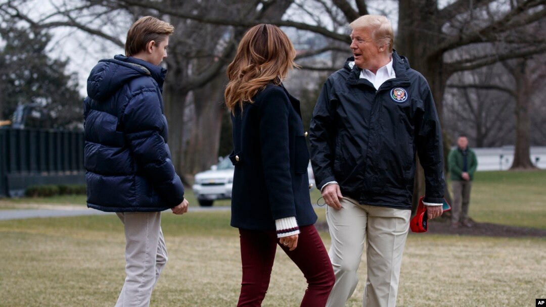 Predsjednik Trump, prva dama Melania i njihov sin Barron na travnjaku Bijele kuće pred polazak za Alabamu (Foto: AP/Evan Vucci)