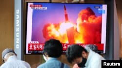 한국의 서울 시민들이 15일 북한 단거리 탄도미사일 발사 뉴스를 시청하고 있다.