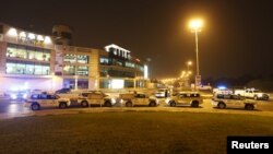 Mobil-mobil polisi berderet di lokasi ledakan bom di Budaiy, sebelah barat Manama, Bahrain (28/8). (Reuters/Hamad I Mohammed)