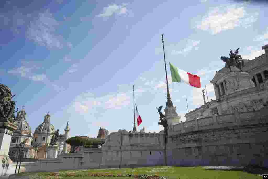 با یک دقیقه سکوت به یاد قربانیان کرونا، در محل بنای یادبود سرباز گمنام در رُم پایتخت ایتالیا، پرچم&zwnj;ها به حالت نیمه افراشته شدند. ایتالیا بیشترین تعداد مرگ بر اثر کرونا را دارد.&nbsp;
