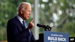 លោក Joe Biden ថ្លែង​នៅ​មជ្ឈមណ្ឌល​ពាណិជ្ជកម្ម McGregor Industries នៅ​ក្នុង​ក្រុង Dunmore រដ្ឋ Pennsylvania កាលពី​ថ្ងៃទី៩ ខែកក្កដា ឆ្នាំ២០២០។