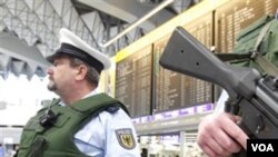 Polisi federal Jerman berjaga-jaga di terminal keberangkatan di Bandara Internasional Frankfurt (foto: dok).