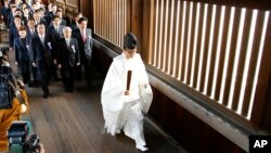 Anggota parlemen Jepang mengunjungi Kuil Yasukuni pada saat Festival Musim Gugur Tahunan yang berlangsung selama empat hari di Tokyo (20/10).