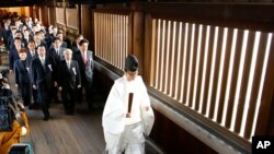 야스쿠니 신사의 가을 제사 마지막 날인 20일 일본 여야 중의원과 참의원 71명이 야스쿠니 신사를 방문했다.