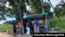 Vendors in Harare, shown here Feb. 12, 2021, say they will continue selling their wares during the lockdown to contain coronavirus unless Zimbabwe’s cash-strapped government gives them payouts. (Columbus Mavhunga/VOA)