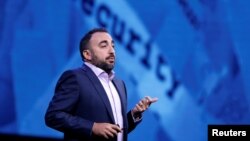 Alex Stamos, jefe de seguridad de Facebook, dice que los avisos parecían centrados en amplificar la división social y política en EE.UU.
