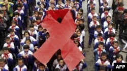 Học sinh sơ cấp trong tỉnh Giang Tây, Trung Quốc tham gia chương trình đánh dấu ngày Thế giới Phòng chống AIDS