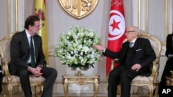 Le président tunisien Beji Caid Essebsi, à droite, s'entretient avec le Premier ministre espagnol Mariano Rajoy au palais présidentiel, à Carthage , en Tunisie, le 26 février 2018.