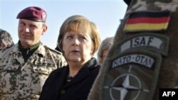 Başbakan Angela Merkel Afganistan'da Alman birliklerini ziyaret ederken