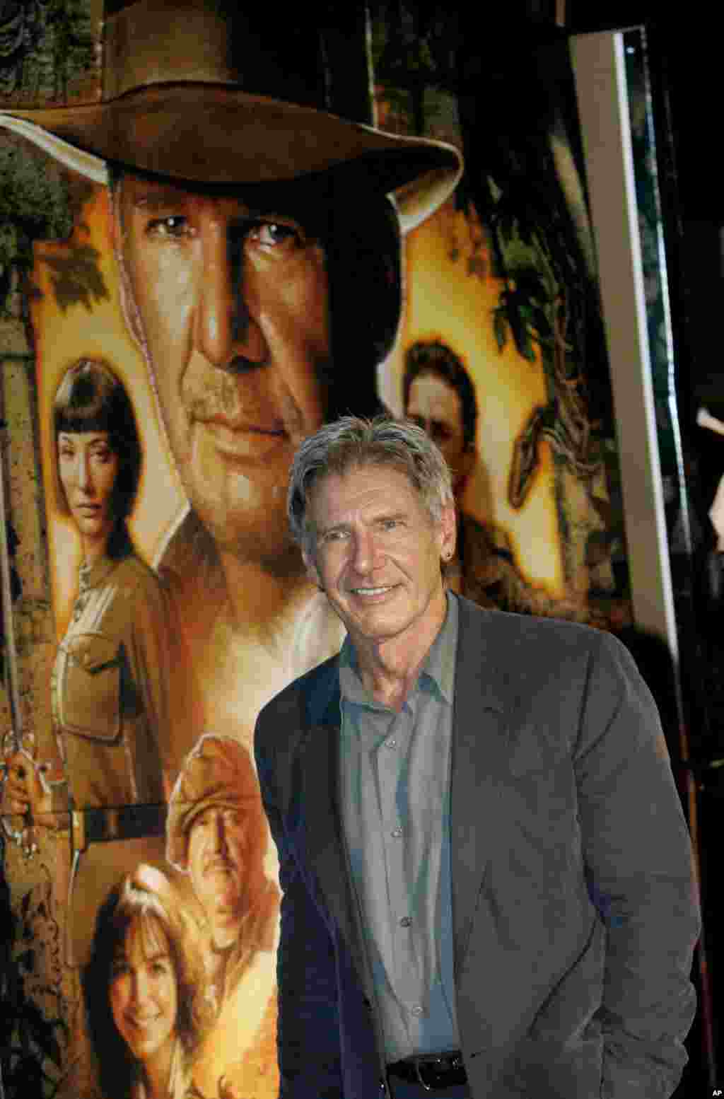 2008年6月5日，哈里森&middot;福特抵达影片《夺宝奇兵4：水晶头骨王国 》（&quot;Indiana Jones and the Kingdom of the Crystal Skull&quot; ）的东京首映式。