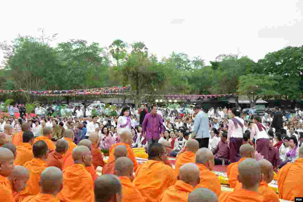 លោកនាយករដ្ឋមន្ត្រី ហ៊ុន សែន និងភរិយានៅក្នុងពិធីបួងសួងនៅមុខប្រាសាទអង្គរវត្ត នៅទីក្រុងសៀមរាប នៅថ្ងៃទី២ ខែធ្នូ ឆ្នាំ២០១៧។ (ខាន់ សុគុំមនោ/VOA) 