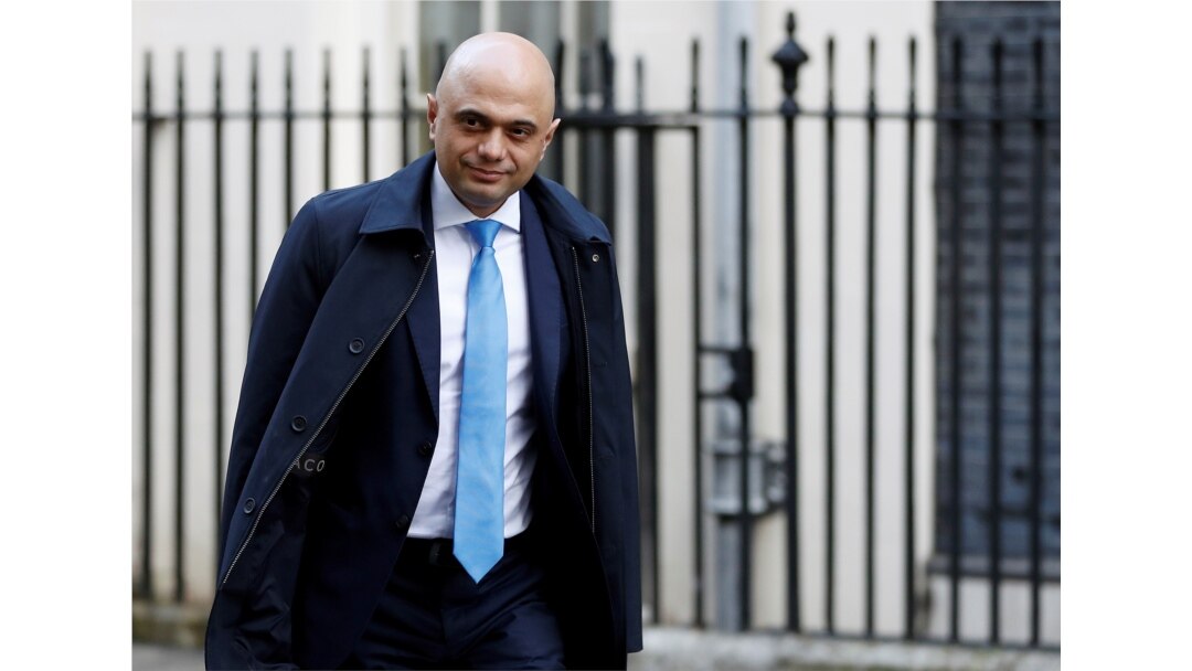 Menteri Keuangan Inggris Sajid Javid terlihat di luar Downing Street di London, Inggris, 28 Januari 2020. (Foto: REUTERS/Peter Nicholls)