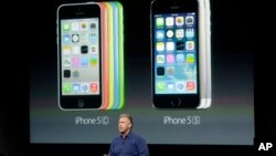 Apple memperkenalkan produk iPhone 5S dan iPhone 5C. iPhone 5S memperkenalkan teknologi baru dengan dengan pemindai sidik jari (10/9). 