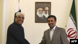 Tổng thống Iran Ahmadinejad (phải) tiếp Tổng thống Pakistan Zardari