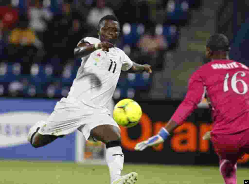 Mali's goalkeeper Soumbeyla Diakite makes a save from Ghana's Sulley Muntari (L) during their African Nations Cup Group D soccer match in Franceville Stadium January 28, 2012.