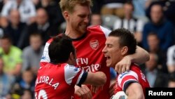 Para pemain tim Arsenal Lourent Koscielny (kanan), Santi Cazorla (kiri) dan Per Mertesacker. (Foto: Dok)