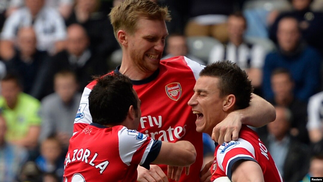 Para pemain klub Arsenal, Lourent Koscielny (kanan), Santi Cazorla (kiri) dan Per Mertesacker dalam suatu pertandingan melawan Newcastle. (Foto: Dok)