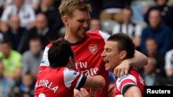 Para pemain klub Arsenal, Lourent Koscielny (kanan), Santi Cazorla (kiri) dan Per Mertesacker dalam suatu pertandingan melawan Newcastle. (Foto: Dok)