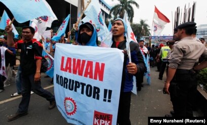 Para pengunjuk rasa meneriakkan slogan-slogan saat aksi mendukung Komisi Pemberantasan Korupsi (KPK) di luar kantor KPK di Jakarta 8 Oktober 2012. Mereka mambawa spanduk bertuliskan, "Lawan koruptor". (Foto: REUTERS/Enny Nuraheni)