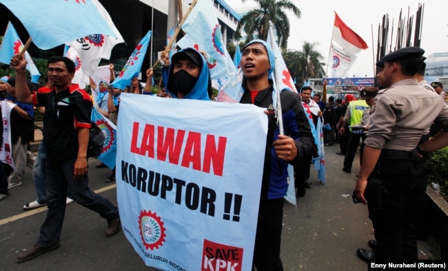 Para pengunjuk rasa meneriakkan slogan-slogan saat aksi mendukung Komisi Pemberantasan Korupsi (KPK) di luar kantor KPK di Jakarta 8 Oktober 2012. Mereka mambawa spanduk bertuliskan, "Lawan koruptor". (Foto: REUTERS/Enny Nuraheni)