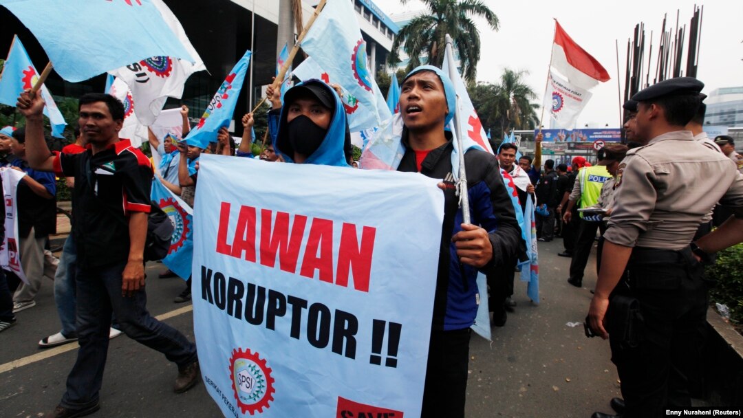 Para pengunjuk rasa meneriakkan slogan-slogan saat aksi mendukung Komisi Pemberantasan Korupsi (KPK) di luar kantor KPK di Jakarta 8 Oktober 2012. Mereka mambawa spanduk bertuliskan, "Lawan koruptor". (Foto: REUTERS/Enny Nuraheni)