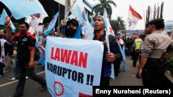 Para pengunjuk rasa meneriakkan slogan-slogan saat aksi mendukung Komisi Pemberantasan Korupsi (KPK) di luar kantor KPK di Jakarta 8 Oktober 2012. Mereka mambawa spanduk bertuliskan, "Lawan koruptor". (Foto: REUTERS/Enny Nuraheni)