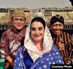 Megan O'Donoghue, seniman asal Amerika yang mahir berbahasa Indonesia dan bisa menyinden (dok: Megan O'Donoghue)
