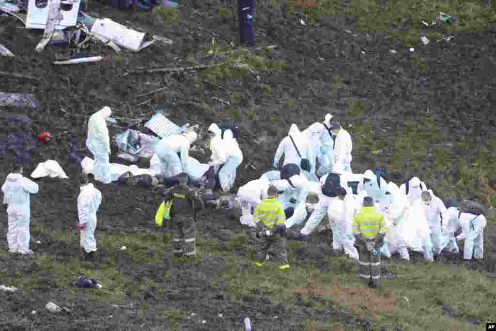 Equipas de resgate transportam os corpos das vítimas da queda do avião nas montanhas La Union, arredores de Medellín, Colômbia, Nov. 29, 2016.