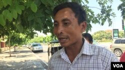 Ven Vorn, a Chong ethnic minority representative and activist, talks to reporters in Phnom Penh, Cambodia, June 21, 2017. (Hul Reaksmey/VOA Khmer) 