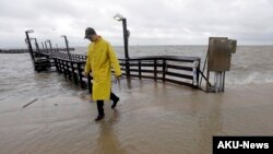 El alcalde de Puerto Lavaca, Jack Whitlow, examina los daños causados por la tormenta Bill a su paso por esa localidad de Texas.