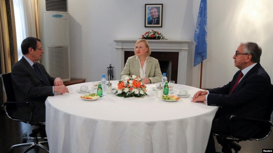 Presiden Siprus Nicos Anastasiades dan Pemimpin Turki Siprus, Mustafa Akinci, berbicara dengan Perwakilan PBB Elizabeth Spehar, di Siprus, 9 Agustus 2019. 