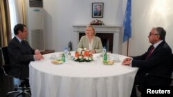 Presiden Siprus Nicos Anastasiades dan Pemimpin Turki Siprus, Mustafa Akinci, berbicara dengan Perwakilan PBB Elizabeth Spehar, di Siprus, 9 Agustus 2019. 