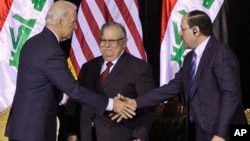 El vicepresidente Biden (i) saluda al primer ministro al Maliki (d) durante una visita a Irak en diciembre del 2011.