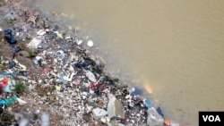 View of rubbish on the banks of the Red River from the top of Long Bien Bridge, Hanoi, February 12, 2014. (Marianne Brown for VOA News)