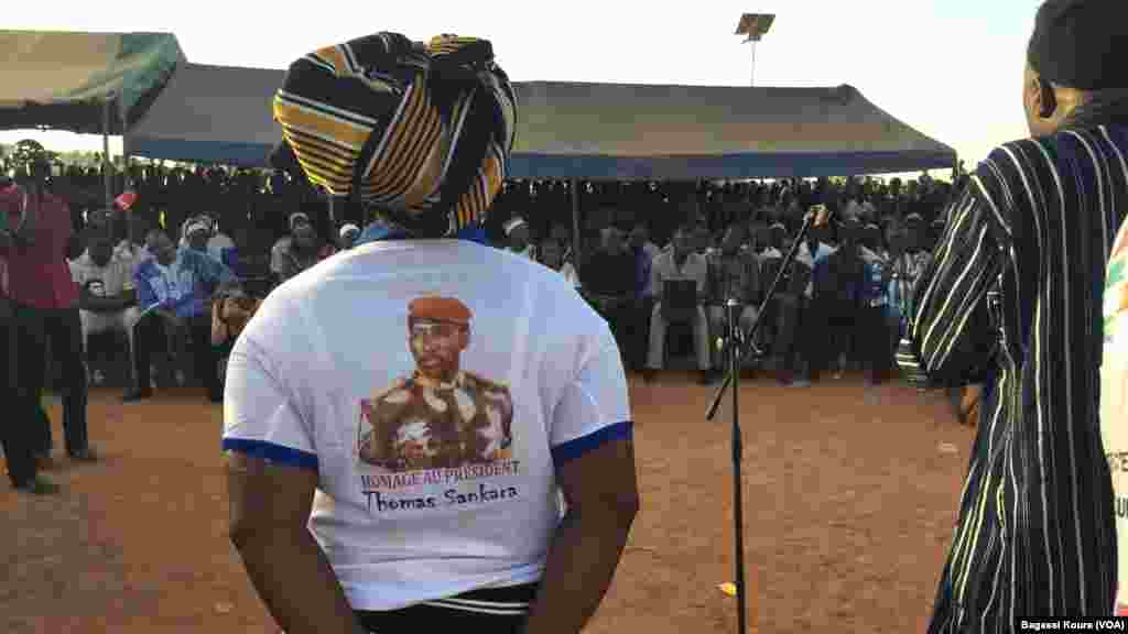 Plusieurs femmes sont venues habillées en tenues traditionnelles et en t-shirts a l&rsquo;effigie de Thomas Sankara pour participer à la cérémonie commémorant le 28eme anniversaire de l&rsquo;assassinat de Thomas Sankara le 15 octobre 1987. (VOA/Bagassi Koura)