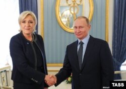 Si el presidente de Francia pierde la reelección este mes, su sucesora Marine Le Pen pudiera dar marcha atrás a muchas de las medidas que se han tomado contra Rusia por invadir Ucrania.