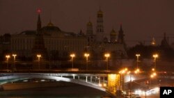 Кремль погрузился в темноту в «Час Земли». Москва, Россия. 23 марта 2013 года